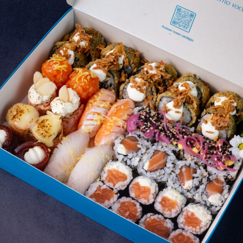 Uma experiência premium para quem sabe exatamente o que quer. 20 peças montadas do seu jeito: 5 sashimis, 5 joys, 5 sushis e 5 niguiris escolhidos por você. Mais do que um combinado, é liberdade no prato. Você cria. A gente executa com o padrão Itoko. Peixes selecionados, cortes precisos e acabamento impecável. Exclusivo, personalizado e feito na hora.