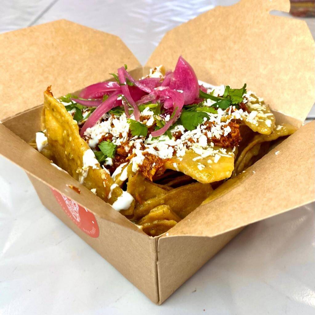 Chilaquiles con Cochinita + Soda