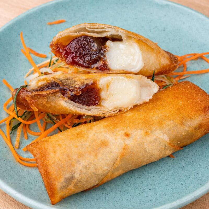 Rolinho na massa de harumaki com goiabada e queijo