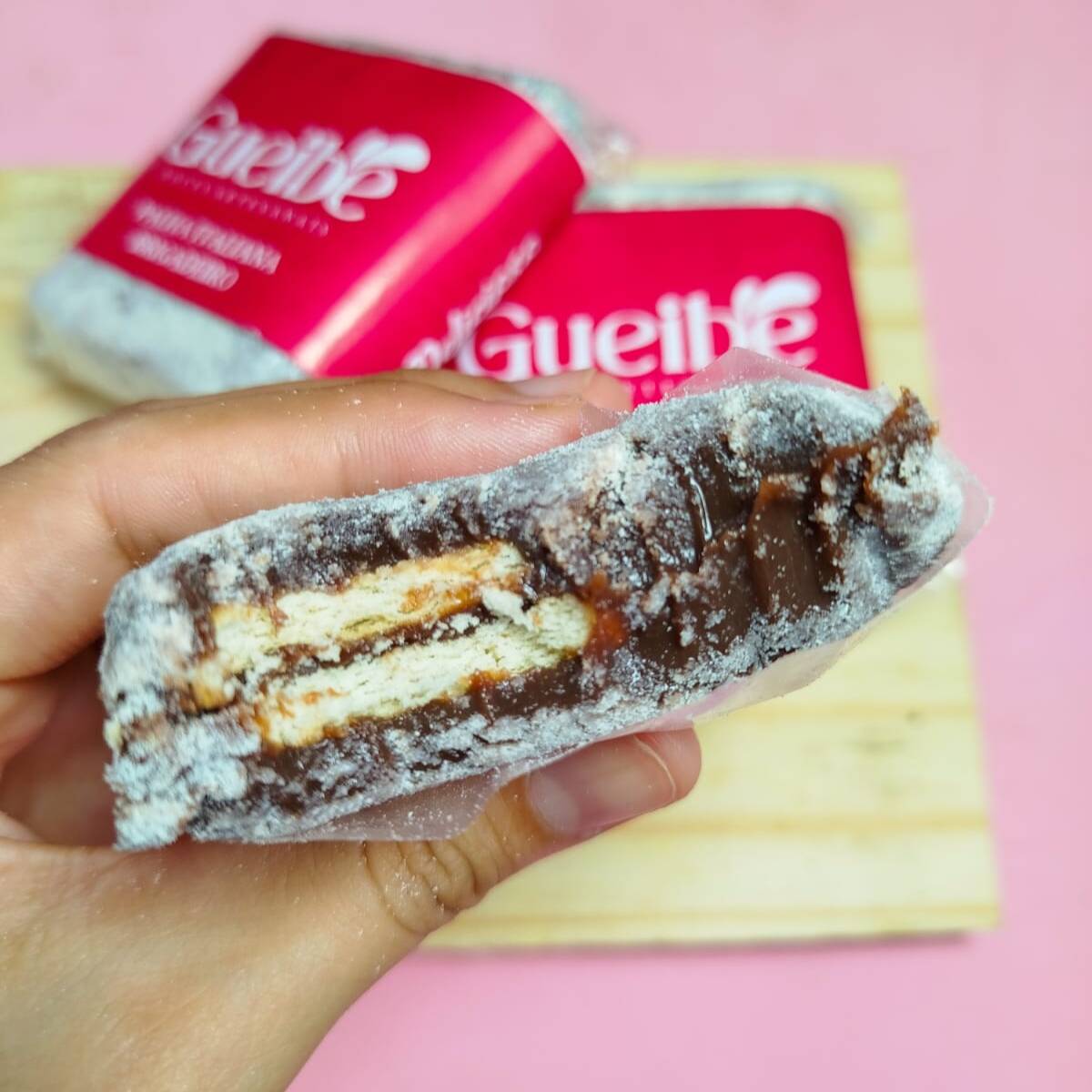 Tamanho 6×6. Base de brigadeiro e com pedaços de biscoito maisena, banhada no leite em pó
