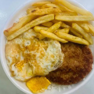 Arroz, feijão, hambúrguer, ovo frito, batatas fritas e salada do dia