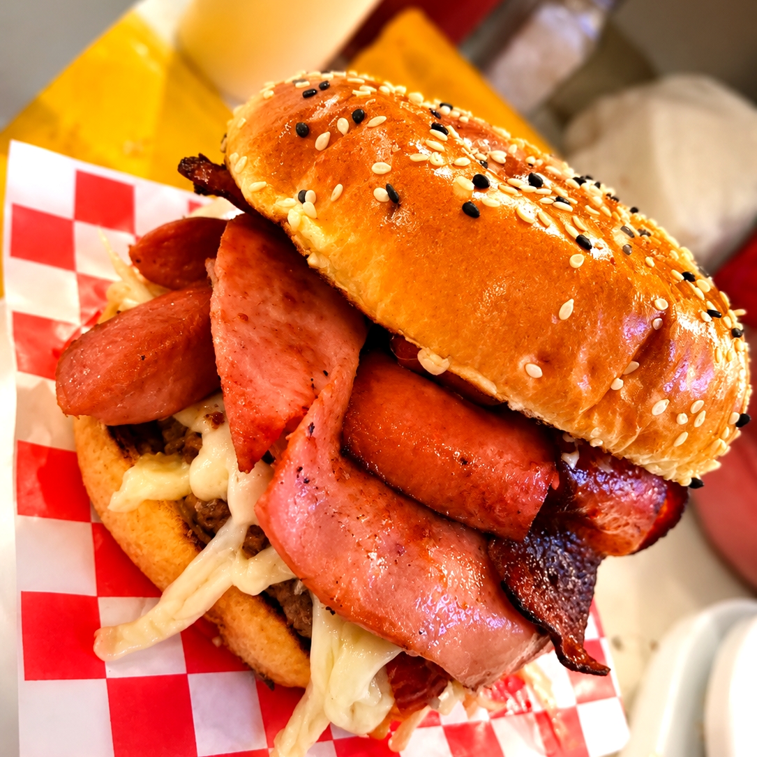 Hamburguesa Sencilla con Salchicha y Tocino