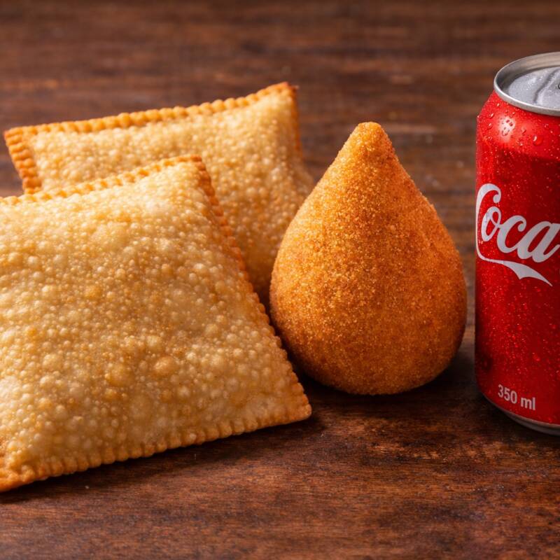 Acompanha 2 pastéis quadrados médios, preparados com uma deliciosa combinação de queijos (mussarela, queijo coalho e cheddar), presunto, calabresa e verduras selecionadas, escolhidas conforme o seu gosto. Finalizados com molhos especiais, deixando a dupla ainda mais saborosa. O combo inclui ainda 1 coxinha de frango (60g), crocante por fora e macia por dentro, além de 1 Coca-Cola lata 350ml, bem gelada para completar.