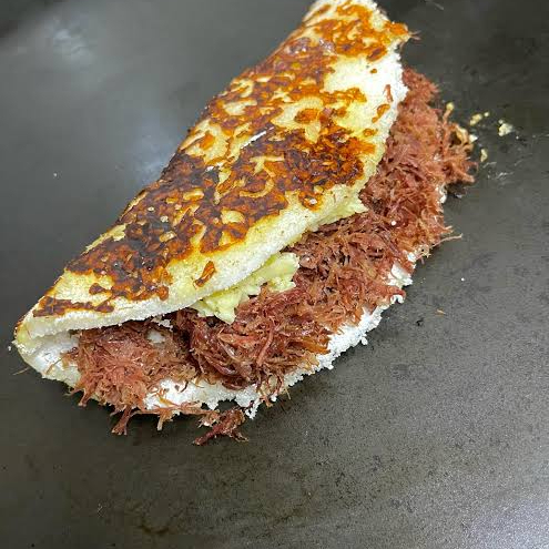 Tapioca rendada com charque desfiado e bem temperado, trazendo aquele sabor forte e marcante do Nordeste. Perfeita pra quem ama comida raiz!