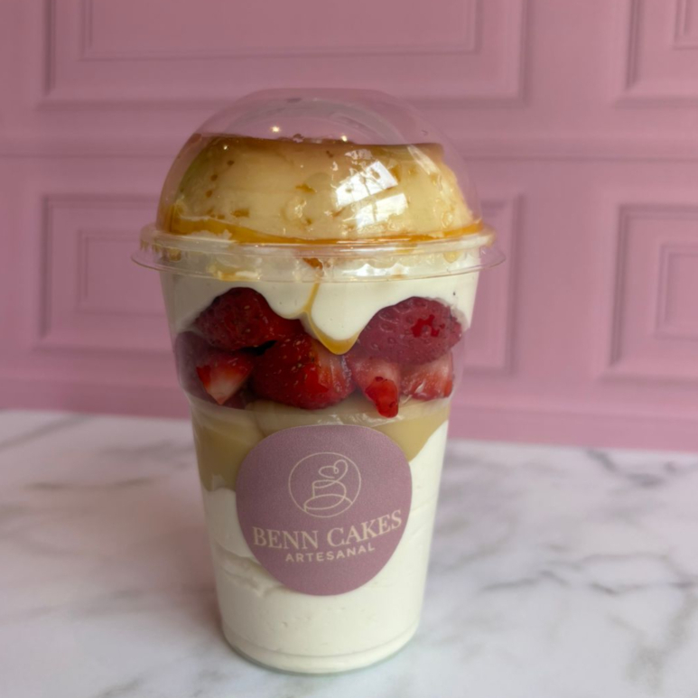 Esse copo é um verdadeiro delírio, as camadas falam por si, uma delícia atrás da outra, tornando esse copo único!