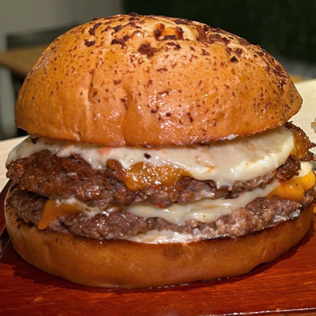 DOBLE CHEESE BURGER + PAPAS A LA FRANCESA