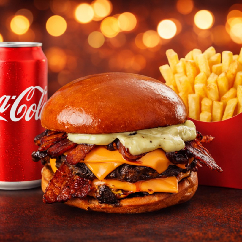 Esse de fato é para quem tem aquela fome gigante: Pão Brioche selado na manteiga, 2 Blend bovino de 100g cada, cebola caramelizada, Bacon 2 vezes, queijo duplo e a nossa maionese especial + Batata Frita + Refri Lata Grátis