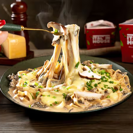 Funghi cremoso e aromático, feito com cogumelos selecionados e um toque de vinho branco, trazendo um sabor intenso e sofisticado. Ideal para nossas massas e nhoque, com textura suave e envolvente. Finalizado com queijo e cebolinha.