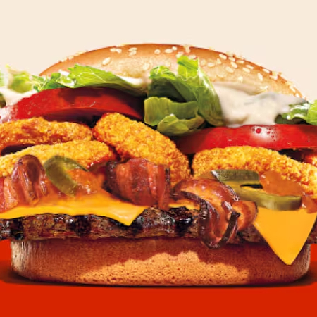 Um hambúrguer com uma carne bovina grelhada de 113g, pão com gergelim, queijo derretido, onion rings , fatias de bacon crocante, pimenta-jalapeño, salada fresca (alface e tomate), o exclusivo molho furioso e maionese bk.