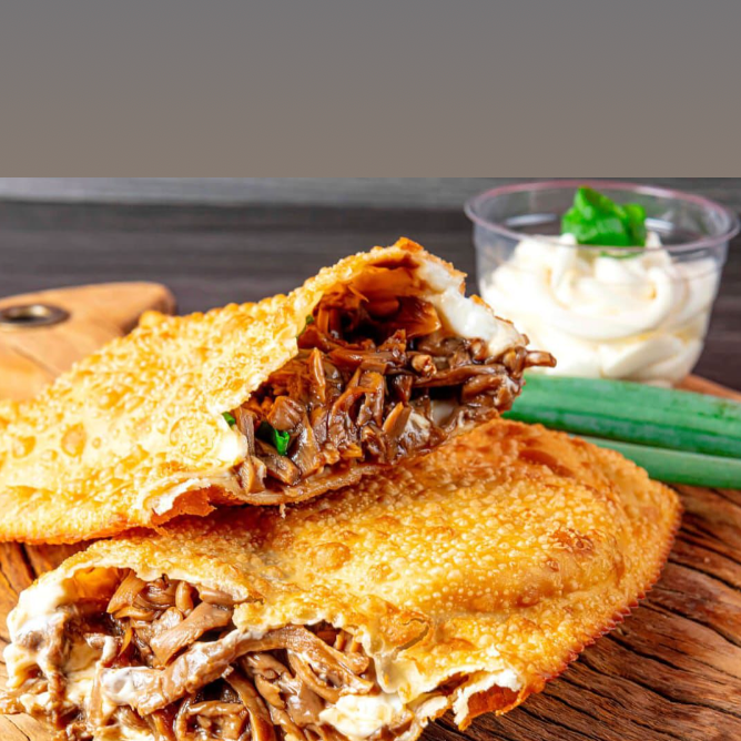 Recheado com shimeji branco ao shoyo, cream cheese cremoso e um toque de cebolinha fresca, esse pastel oferece uma combinação de sabores suaves e intensos, perfeita para os amantes de um toque oriental. E claro, nossa massa é super sequinha e crocante, sem nenhum ingrediente de origem animal, garantindo uma textura irresistível – mesmo no delivery!