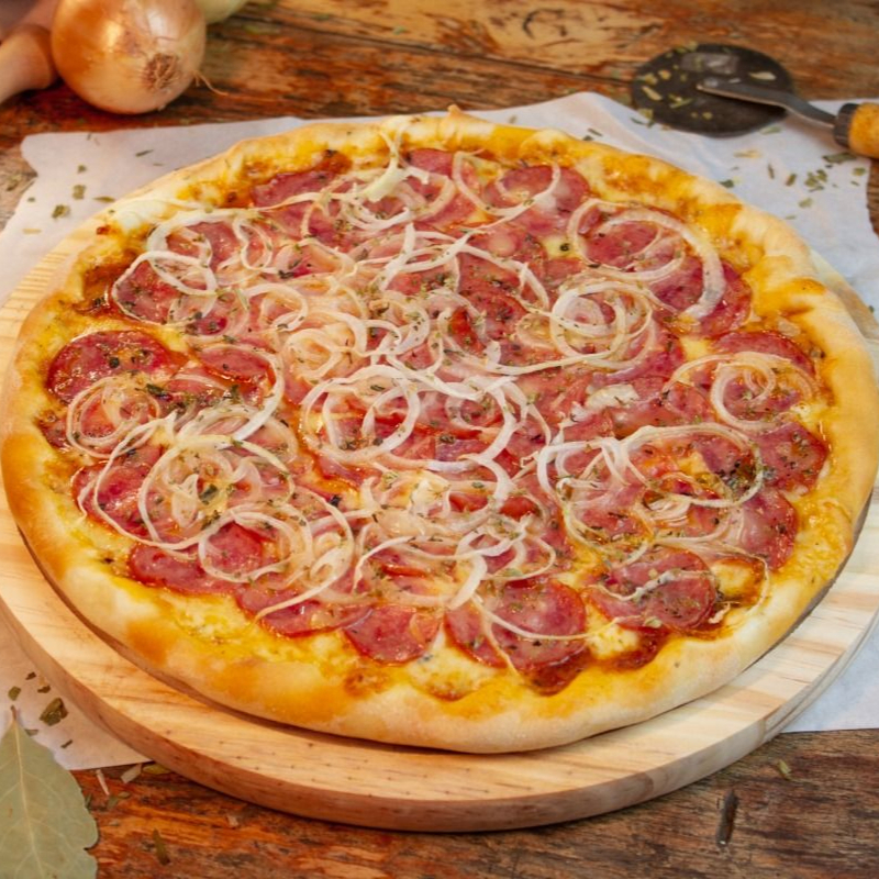 Calabresa acebolada / Muçarela / Bauru + REFRI 2 LITROS