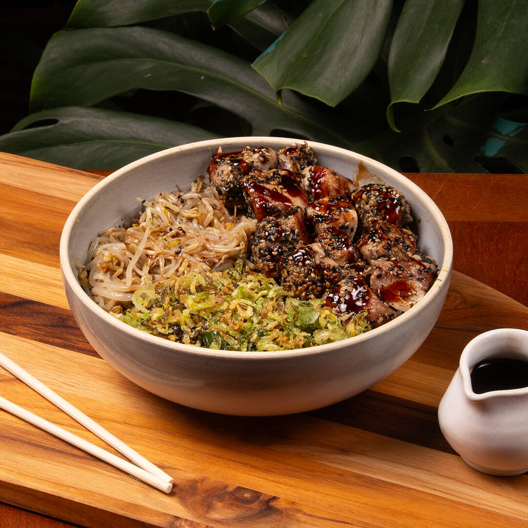 Uma criação especial com nosso sócio, Filipe Toledo, bicampeão mundial de surf. Atum selado com crosta de gergelim, arroz negro, moyashi, crispy de alho-poró e molho tarê.