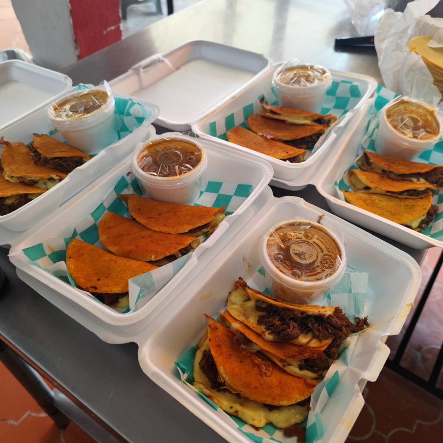 18 Quesabirrias + 6 consomés