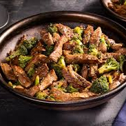 Tiras de carne refogadas com cebola e brócolis ao molho especial a base de shoyu acompanhado de arroz primavera.