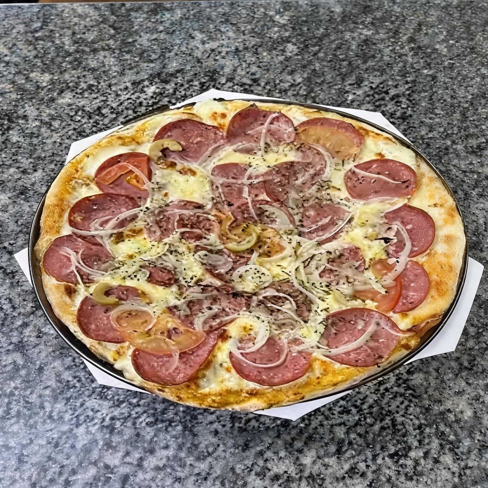 Deliciosa pizza Artesanal de Calabresa, feita com massa fina e tradicional , coberta com molho caseiro , Mussarela, Calabresa, Tomate, Cebola e final, azeitonas e Orégano.