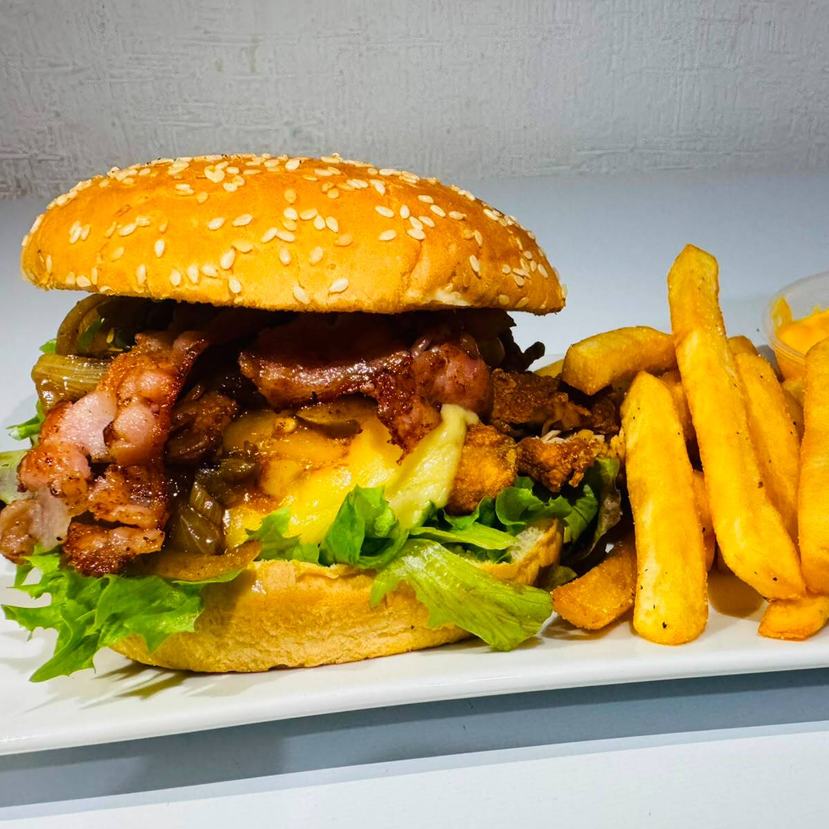 Hamburguesa con Tocino y Papas