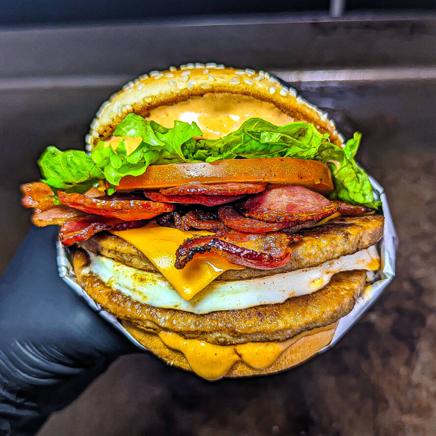 O lanche que reúne tudo que você ama. Pão de gergelim levemente tostado, 2 carnes de 56 g cada, ovo frito, fatia de bacon crocante, linguiça calabresa fatiada, anel de cebola crocante, alface, tomate, pickles e nosso molho especial da casa. A variedade de texturas e sabores – suculência da carne, cremosidade do cheddar, crocância do bacon e cebola, frescor dos vegetais e o toque defumado da calabresa – se unem em uma experiência gastronômica completa.