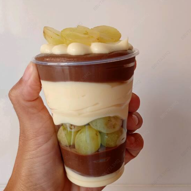 Copo da felicidade recheado com creme de chocolate creme de leite Ninho e uvas verdes sem sementes, a melhor sobremesa que você poderia provar! Copo 200 ml