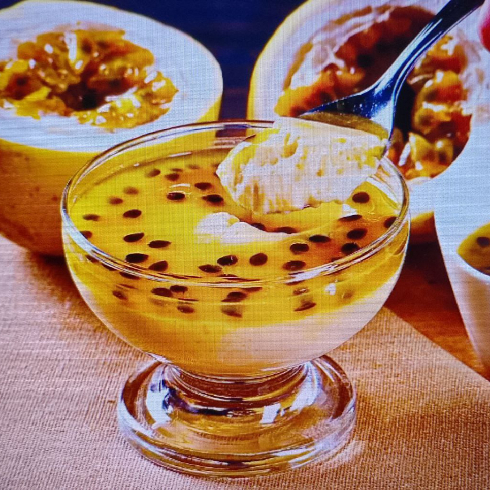 Mousse de Maracujá! Com uma textura cremosa e o sabor tropical do maracujá, esta sobremesa é perfeita para finalizar sua refeição.
