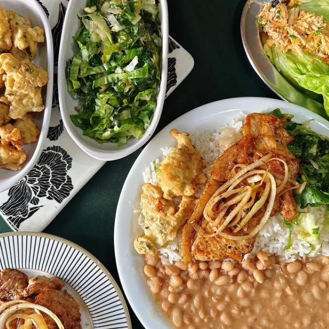 Imagem ilustrativa; Bife de pernil grelhado com cebola dourada, suculento e bem temperado, servido com arroz, feijão, quibebe de abóbora, batata frita e salada fresca. Clássico e irresistível!