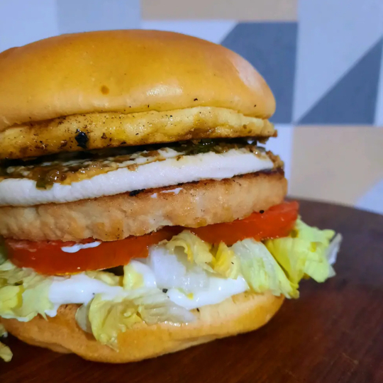 Burger sabor frango feito com proteína de ervilha (não contém soja) + maionese artesanal + queijo cremoso de castanha de caju + alface americana + rodelas de tomate + molho chimichurri artesanal no pão de brioche selado na chapa!