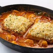 (serve 2 pessoas) moqueca de pirarucu com camarões, acompanha arroz e farofa.