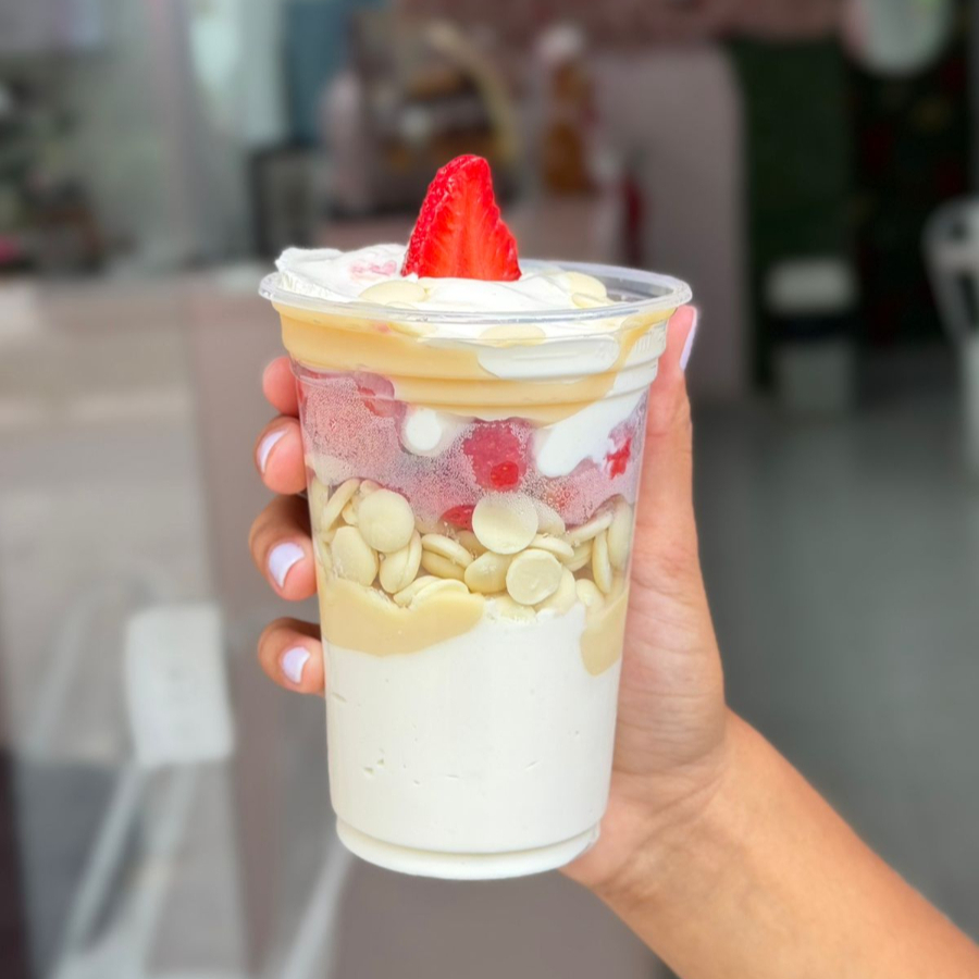 Mousse de Ninho, brigadeiro de Ninho, pedaços de chocolate branco e morango