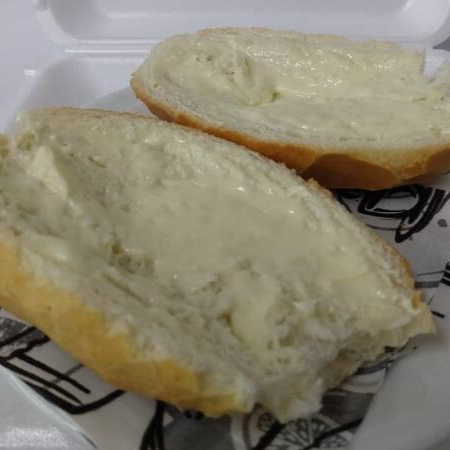 Pão fresquinho e macio, servido com uma camada generosa de manteiga. Um clássico que traz conforto e sabor na medida certa, perfeito para qualquer hora do Dia. Serve 1 pessoa.