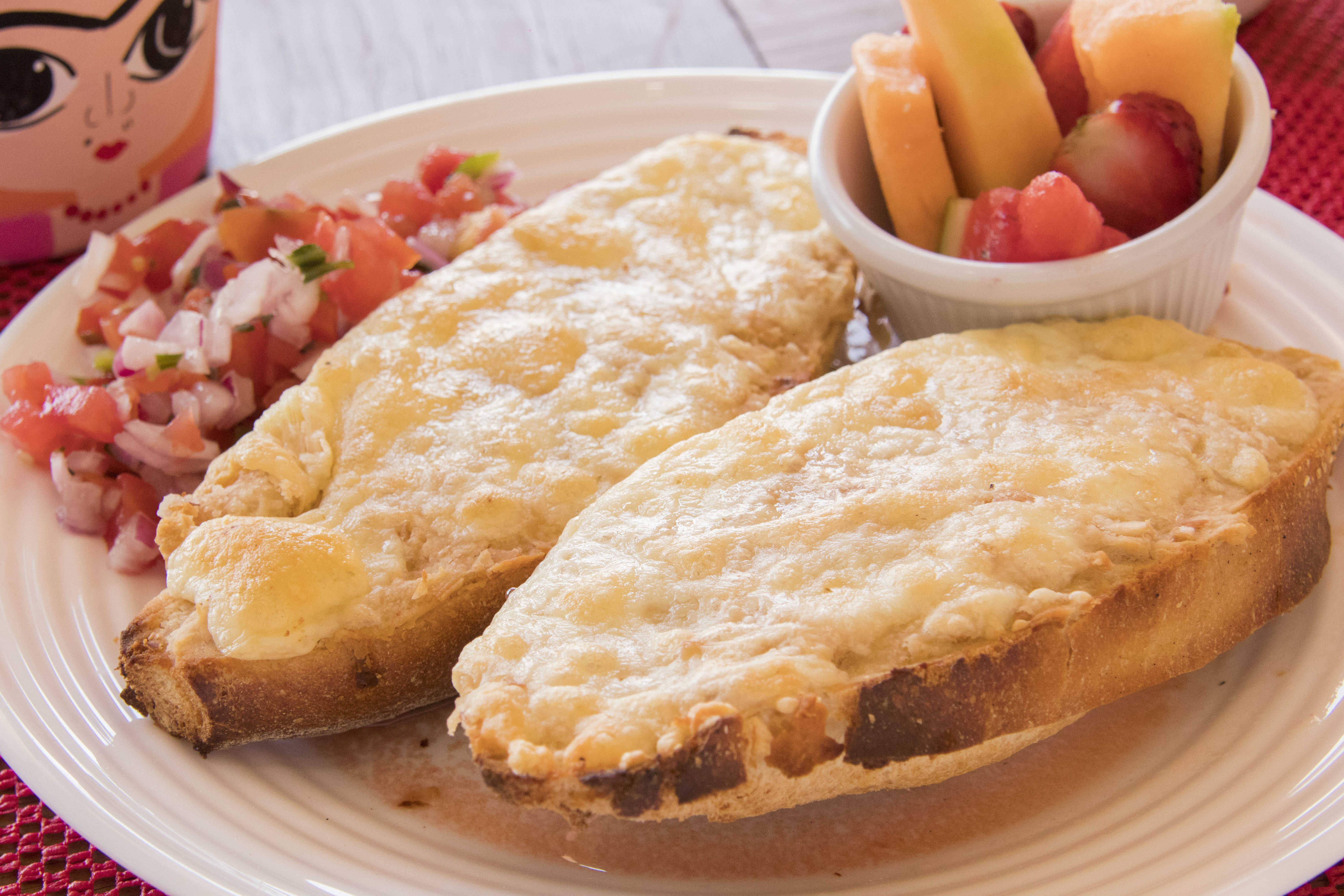 Molletes de Frijol con Queso-
