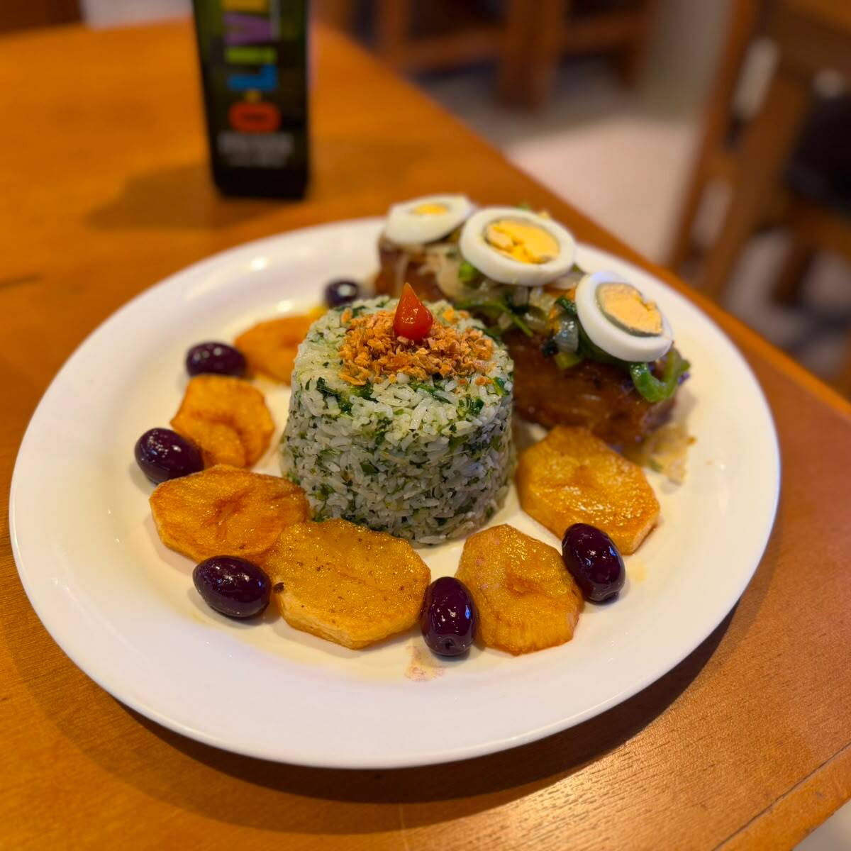 Posta de bacalhau grelhada no azeite, acompanha arroz de brócolis, ovos cozido, batata corada e azeitona preta