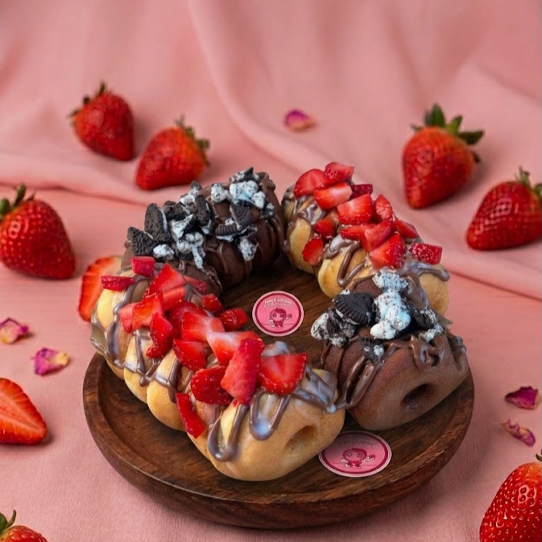 Mini donas con fresas y crema