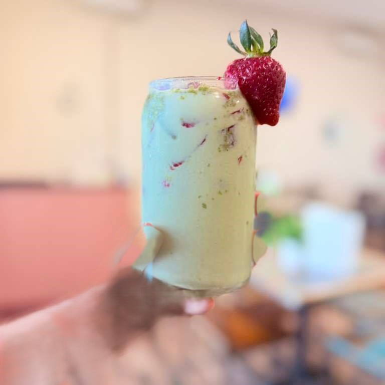 Matcha con Fresa Natural 16 Oz