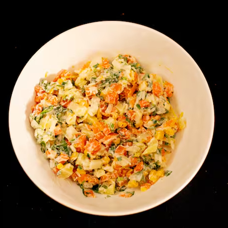 Salada de batata, cenoura, milho e maionese temperada