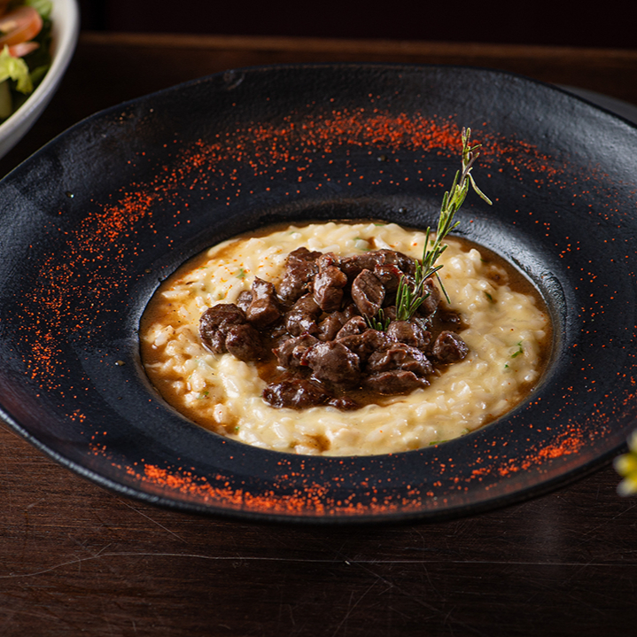 Risoto cremoso de fraldinha Angus, preparado na medida certa para realçar todo o sabor da carne. Um prato sofisticado e irresistível.