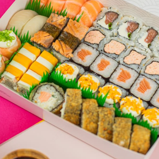 4 Niguiri de salmão fresco, 2 Niguiri de peixe branco com conserva de alho poró, 2 Niguiri skin, 2 Deliciosas tortinhas de salmão com cream chesse e cheddar, 2 Joy salmão com cream chesse, 5 Maki skin com cream chesse e Doritos, 5 Maki salmão, 5 Uramaki de salmão grelhado, 5 Uramaki Filadélfia e 6 deliciososo Hots Filadélfia.