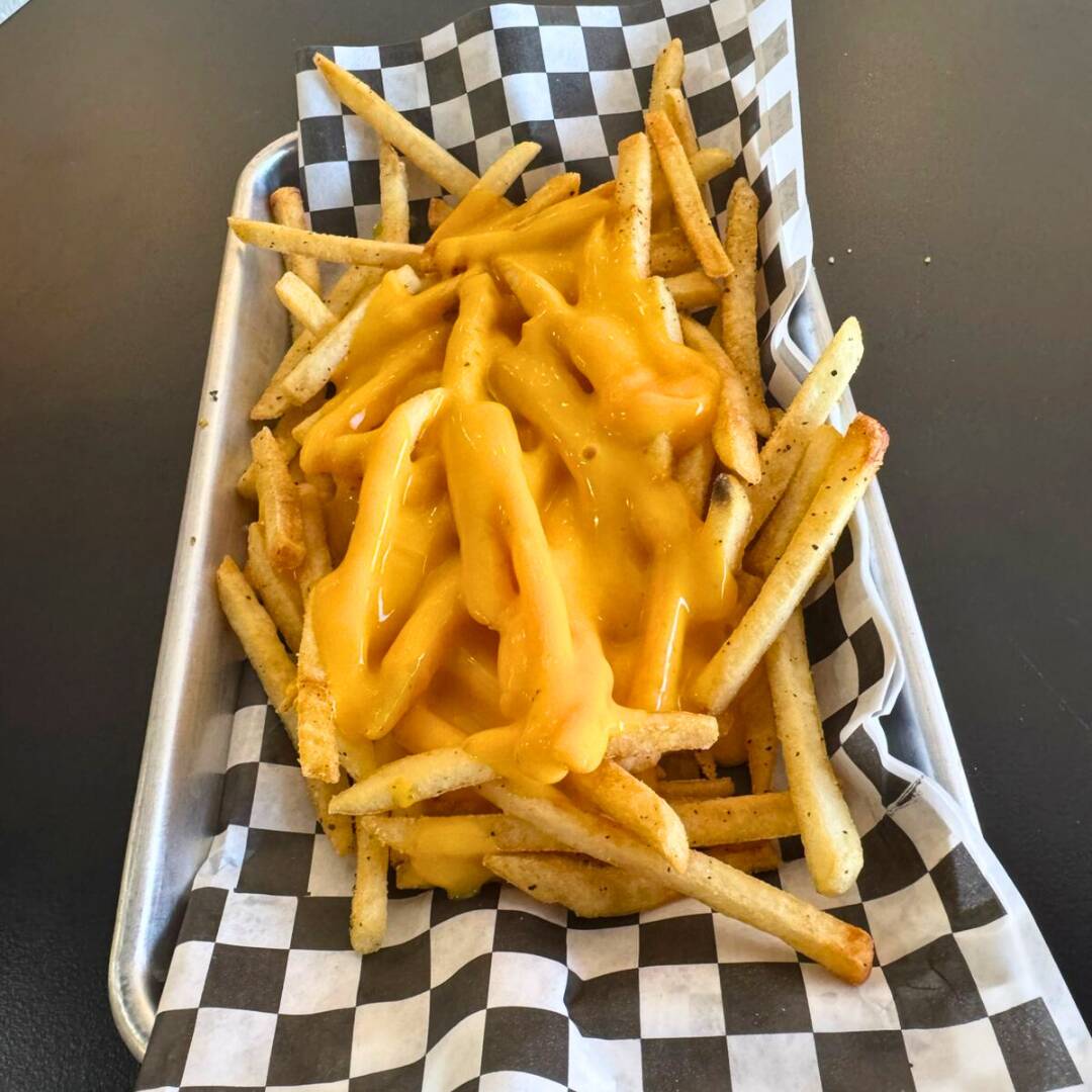 Papas Francesas con Queso Amarillo