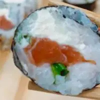 Alga, arroz, salmão, cream cheese e cebolinha.