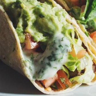 Uma Crocante tortilla de milho fritas em forma de Concha para você montar.... Acompanha salsa Mexicana, guacamole e sour cream. Serve 1 pessoa