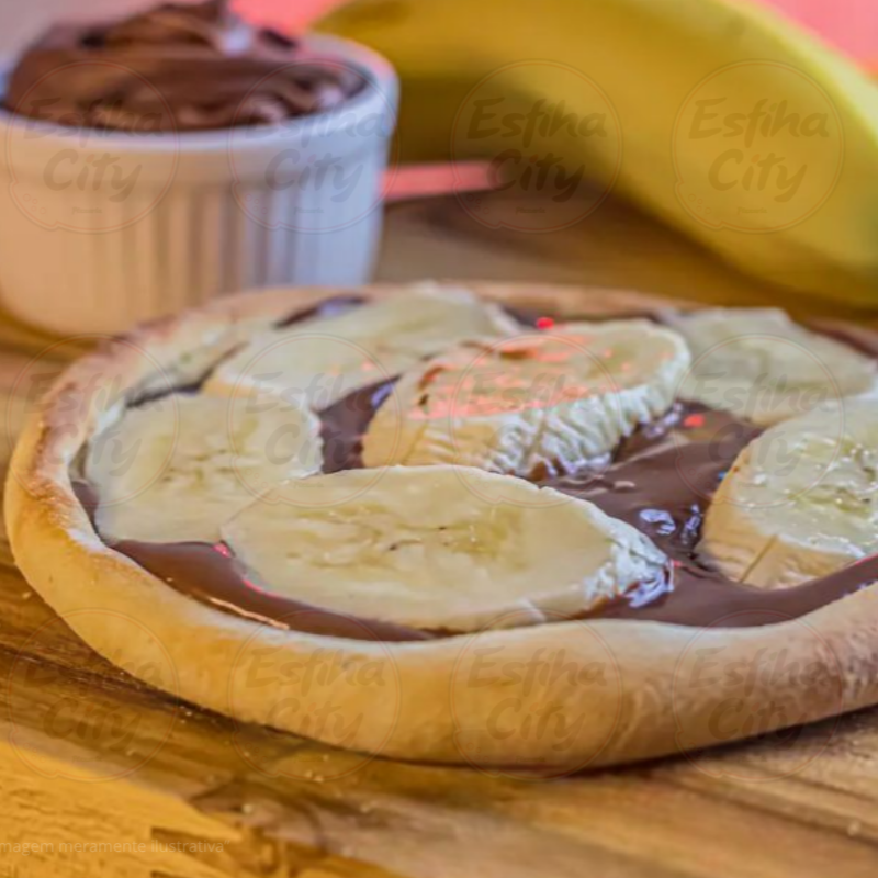 Chocolate cremoso com banana fatiada.