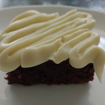 Fatia de brownie com cobertura de brigadeiro de ninho. 200g