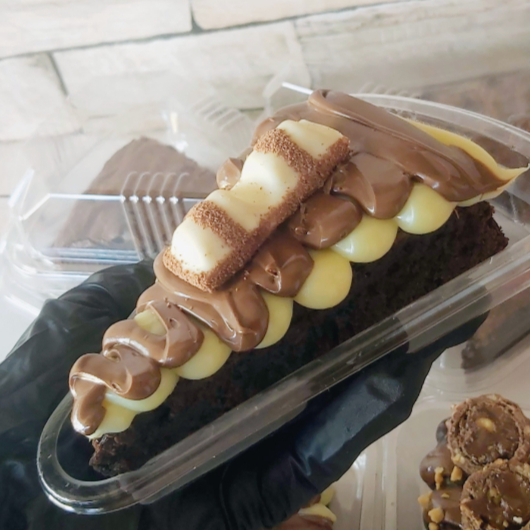Brownie feito com chocolate nobre meio amargo, com cobertura cremosa de brigadeiro de leite ninho l e Nutella, e um pedaço de kinder white para finalizar...Cada mordida é uma explosão de sabor e textura