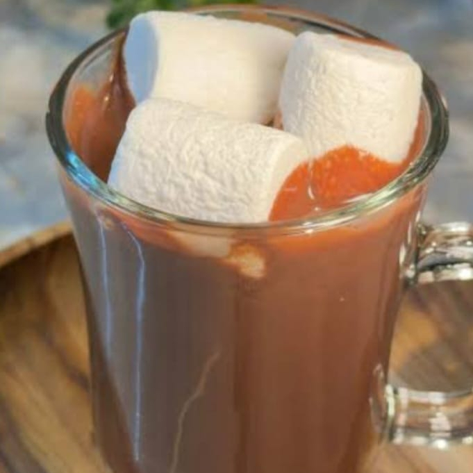 Leite vaporizado com mistura de chocolate ao leite, finalizado com marshmallow