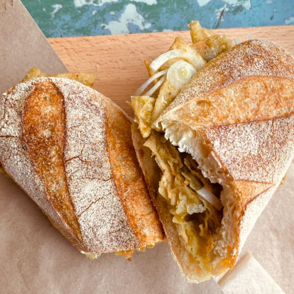 Baguette de Chilaquiles Verdes con Pollo