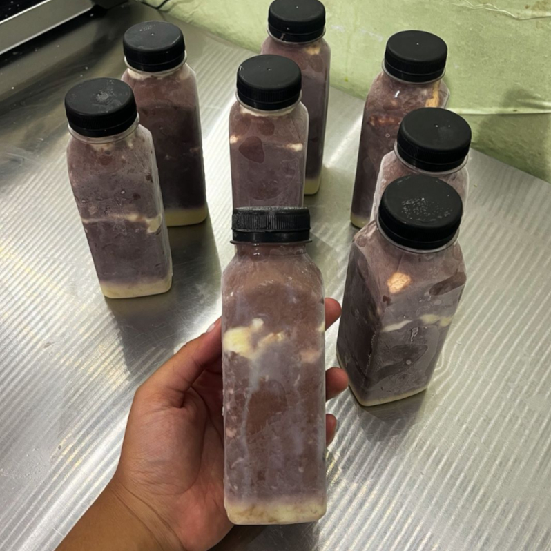 Açaí na garrafa de 300ml batido com leite Ninho, leite integral, banana e leite condensado. obs: acompanha canudo.