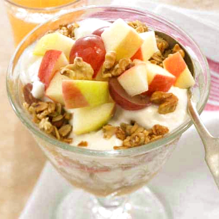 FRUTA DEL DIA CON YOGURT Y GRANOLA