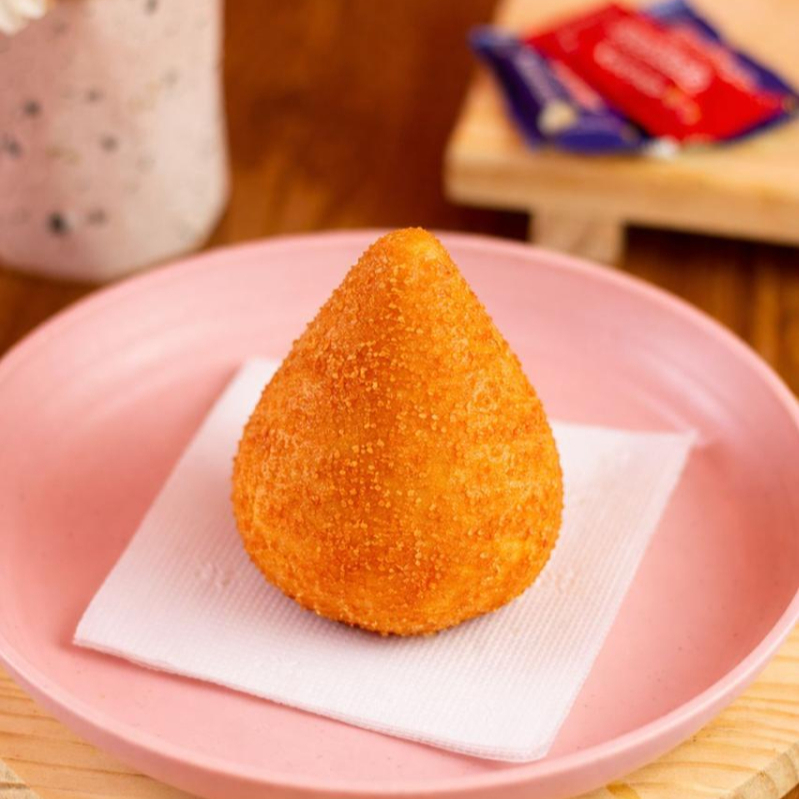 Deliciosos salgados para lanche vai bem embalado e quentinho para uma experiencia inesquecível.