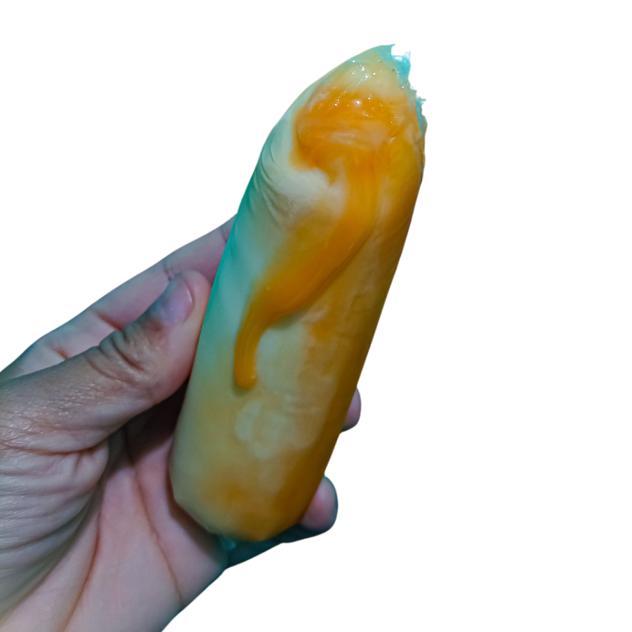 Sacolé gourmet inspirado na tradicional sobremesa de pudim de leite condensado. Base cremosa de pudim com caldinha de caramelo.