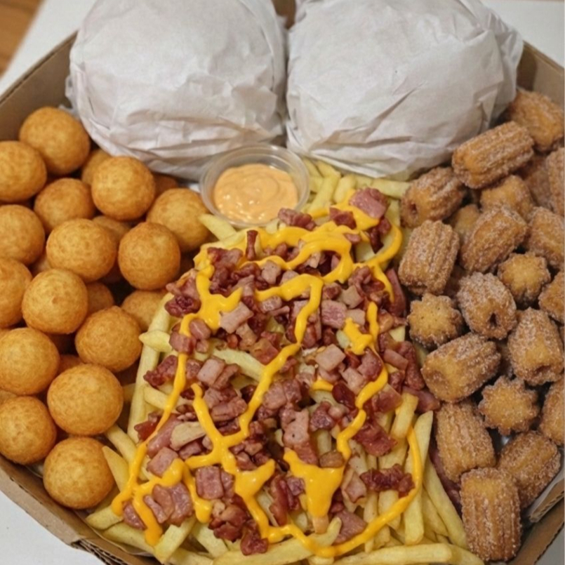 🍔🔥 COMBO DUAS FOMES – O MAIS COMPLETO DA CASA! 🔥🍟 👉 2 X-Tudo caprichados 👉 300g de batata frita crocante com cheddar e bacon👉 20 mini salgados douradinhos 👉 20 mini churros recheados Tudo isso por APENAS R$ 54,90 🤯 - IMAGEM ILUSTRATIVA