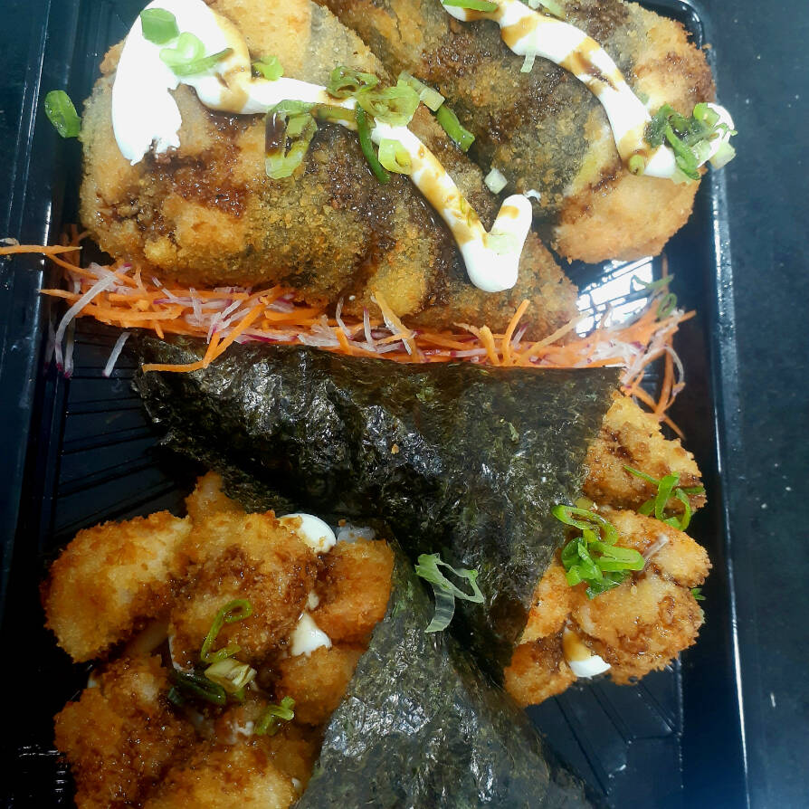 O Trio de Temaki vai com um Temaki de salmão cru um Temaki skin e um Temaki de salmão grelhado .