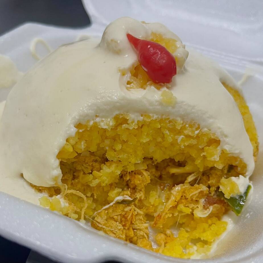 massa bem fofinha , recheado com frango com queijoe bacon , Finalizado com nosso creme de queijo da casa e uma farofa de bancon .
